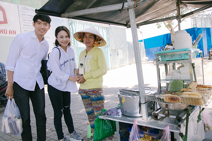 Quang Đăng, Thái Trinh chở nhau bằng xe máy đi tặng quà 8/3 cho phụ nữ nghèo