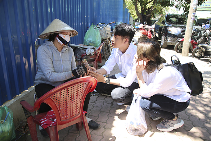 Quang Đăng, Thái Trinh chở nhau bằng xe máy đi tặng quà 8/3 cho phụ nữ nghèo Quang Đăng, Thái Trinh chở nhau bằng xe máy đi tặng quà 8/3 cho phụ nữ nghèo