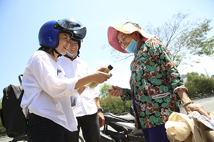 Quang Đăng, Thái Trinh chở nhau bằng xe máy đi tặng quà 8/3 cho phụ nữ nghèo