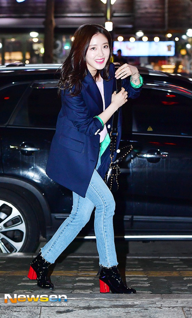 Hè chưa về mà các sao Việt đã lên đồ street style tưng bừng với sắc màu rực rỡ