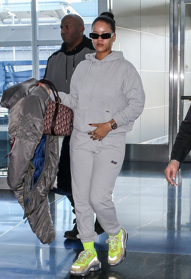 Hè chưa về mà các sao Việt đã lên đồ street style tưng bừng với sắc màu rực rỡ