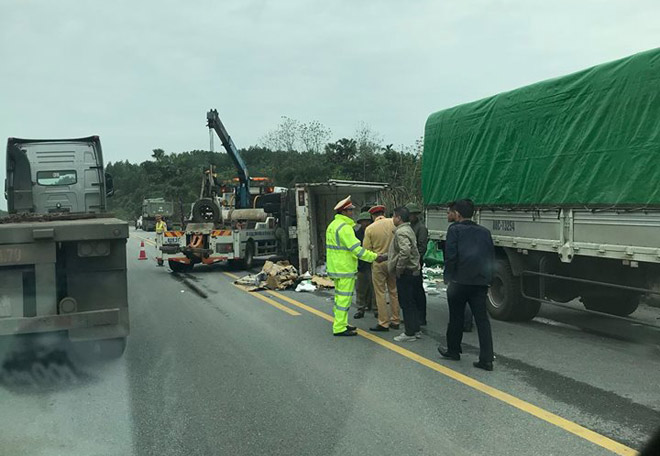 5 người la hét trong ô tô bẹp dúm trên cao tốc Hà Nội- Lào Cai