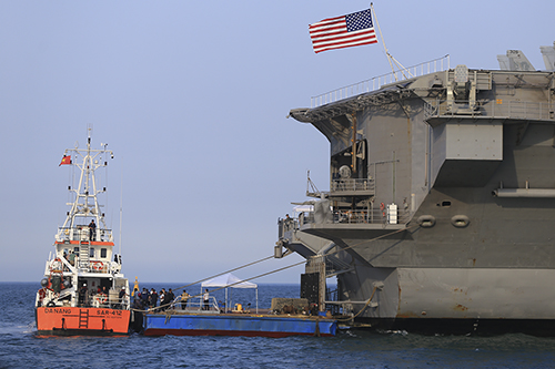 Sóng lớn, tàu sân bay Mỹ hủy tour tham quan