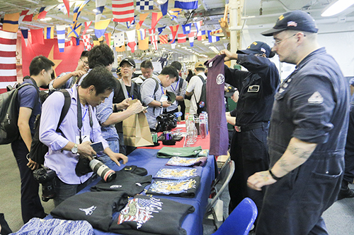 Sóng lớn, tàu sân bay Mỹ hủy tour tham quan