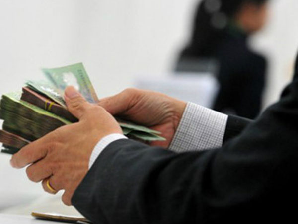 Làm giả số tiết kiệm rút tiền bao người tình đồng tính