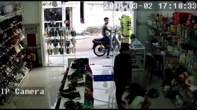 Cặp đôi ung dung vào cửa hàng giật điện thoại trên tay bé gái rồi lên xe tẩu thoát giữa ban ngày