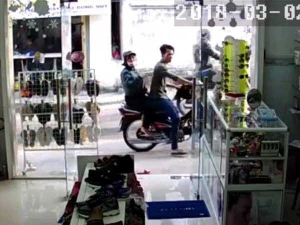 Cặp đôi ung dung vào cửa hàng giật điện thoại trên tay bé gái rồi lên xe tẩu thoát giữa ban ngày