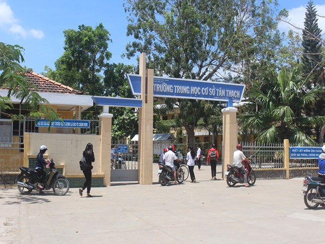 Nam sinh lớp 8 tấn công cô giáo tiếng Anh bị tạm ngừng học