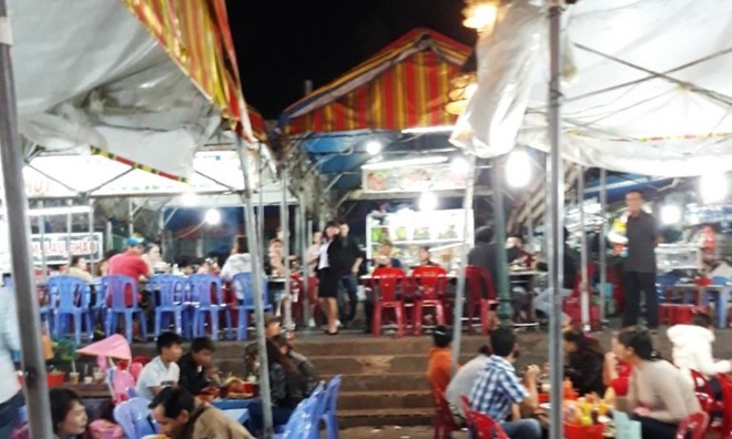 Đình chỉ quán ăn đánh du khách tại chợ đêm Đà Lạt