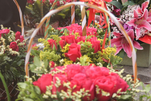 Hoa hồng dịp 8.3: Hoa vườn siêu rẻ, hoa phố vẫn đắt