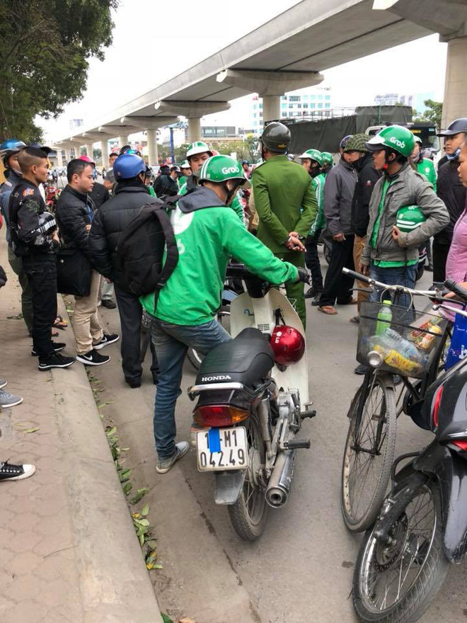Hà Nội: Xôn xao chuyện Grab bắt bà bầu đền chắn xích xe máy giá 700.000đ vào ngày 8/3