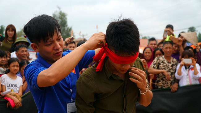 Ảnh, clip: Ôm bụng cười xem nam nữ bịt mắt bắt lợn rừng ở Bắc Giang