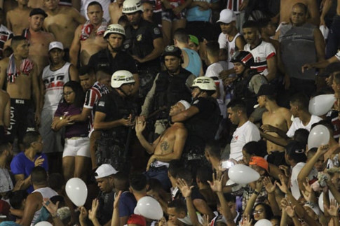 Đụng độ với cảnh sát, hàng chục cổ động viên Brazil nhập viện