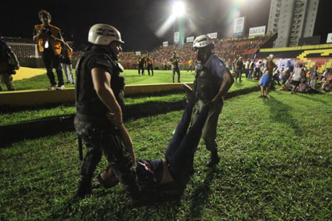 Đụng độ với cảnh sát, hàng chục cổ động viên Brazil nhập viện