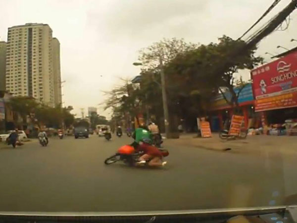 Bị kẻ gian cướp điện thoại khi đang ngồi sau xe GrabBike, cả tài xế và khách đều ngã ra đường