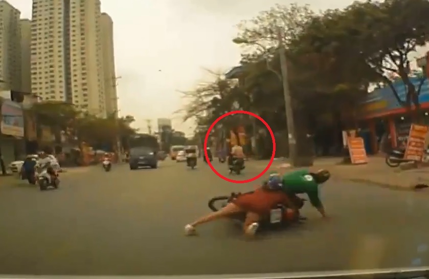 Clip: Bị cướp giật, cô gái cùng tài xế Grab ngã xuống đường
