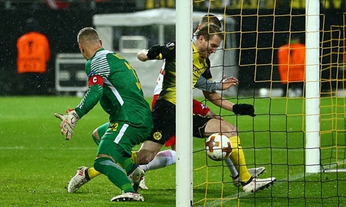 Dortmund thất thủ bởi hai bàn thua trong bảy phút