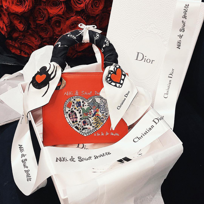 Hậu 8/3, người đẹp Việt khoe quà khủng với loạt đồ hiệu xa xỉ