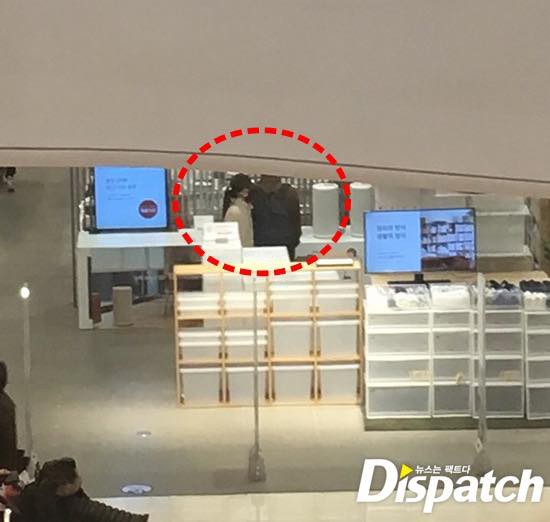 Dispatch tung ảnh hẹn hò của cặp đôi ngoại tình Hong Sang Soo và Kim Min Hee, phủ nhận tin chia tay Dispatch tung ảnh hẹn hò của cặp đôi ngoại tình Hong Sang Soo và Kim Min Hee, phủ nhận tin chia tay