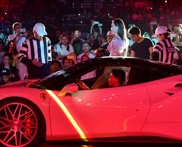 Hồ Ngọc Hà, Hạ Vi vẫn thoải mái đi xe của Cường Đô la sau khi chia tay?