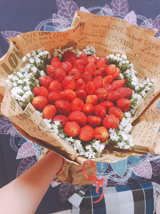 Mua hoa dâu tây ảnh minh họa đẹp long lanh qua mạng, cô gái muốn khóc cạn nước mắt khi nhận được sản phẩm