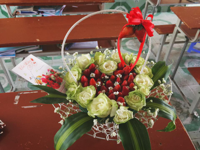 Mua hoa dâu tây ảnh minh họa đẹp long lanh qua mạng, cô gái muốn khóc cạn nước mắt khi nhận được sản phẩm