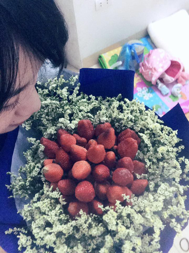 Mua hoa dâu tây ảnh minh họa đẹp long lanh qua mạng, cô gái muốn khóc cạn nước mắt khi nhận được sản phẩm