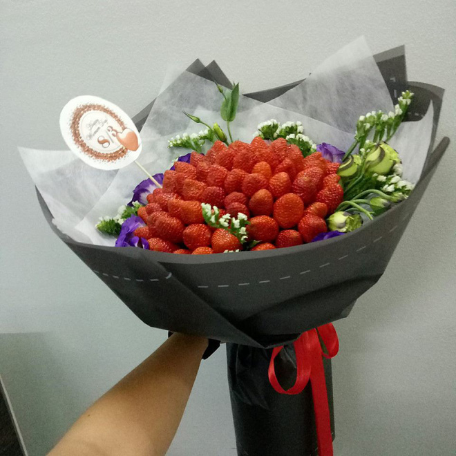 Mua hoa dâu tây ảnh minh họa đẹp long lanh qua mạng, cô gái muốn khóc cạn nước mắt khi nhận được sản phẩm