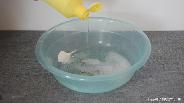 Giặt xà phòng vẫn chưa đủ, phải trộn vài nguyên liệu nữa thì giẻ lau sẽ hết ố bẩn, lại trắng như mới