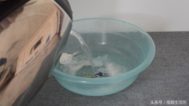 Giặt xà phòng vẫn chưa đủ, phải trộn vài nguyên liệu nữa thì giẻ lau sẽ hết ố bẩn, lại trắng như mới