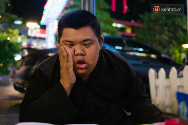 Chuyện má con thằng khờ bán hàng rong ở phố đi bộ Sài Gòn: 19 năm một mình đi tìm nụ cười cho con