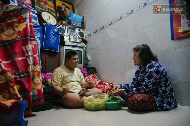 Chuyện má con thằng khờ bán hàng rong ở phố đi bộ Sài Gòn: 19 năm một mình đi tìm nụ cười cho con