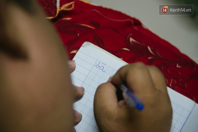 Chuyện má con thằng khờ bán hàng rong ở phố đi bộ Sài Gòn: 19 năm một mình đi tìm nụ cười cho con