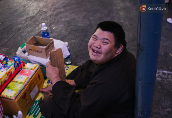 Chuyện má con thằng khờ bán hàng rong ở phố đi bộ Sài Gòn: 19 năm một mình đi tìm nụ cười cho con