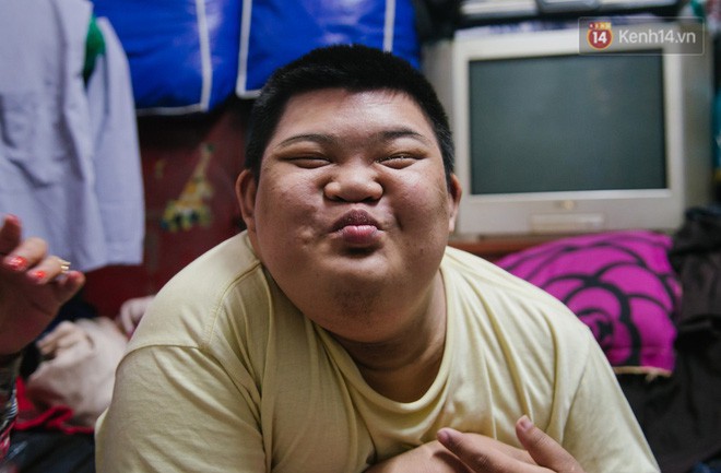 Chuyện má con thằng khờ bán hàng rong ở phố đi bộ Sài Gòn: 19 năm một mình đi tìm nụ cười cho con