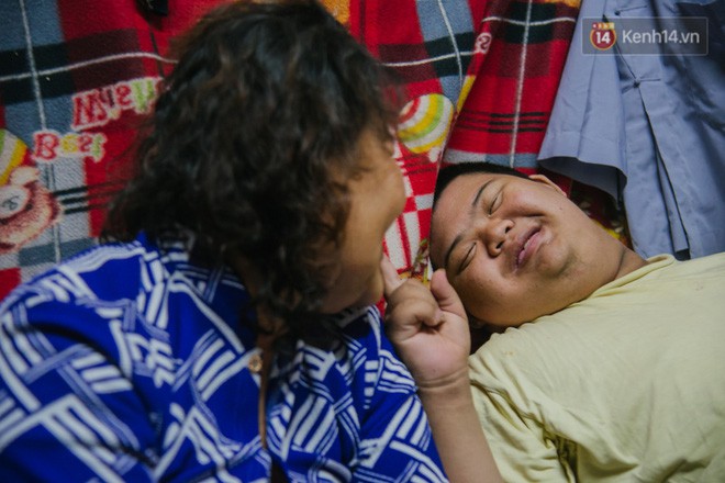 Chuyện má con thằng khờ bán hàng rong ở phố đi bộ Sài Gòn: 19 năm một mình đi tìm nụ cười cho con