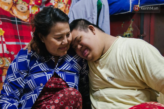 Chuyện má con thằng khờ bán hàng rong ở phố đi bộ Sài Gòn: 19 năm một mình đi tìm nụ cười cho con