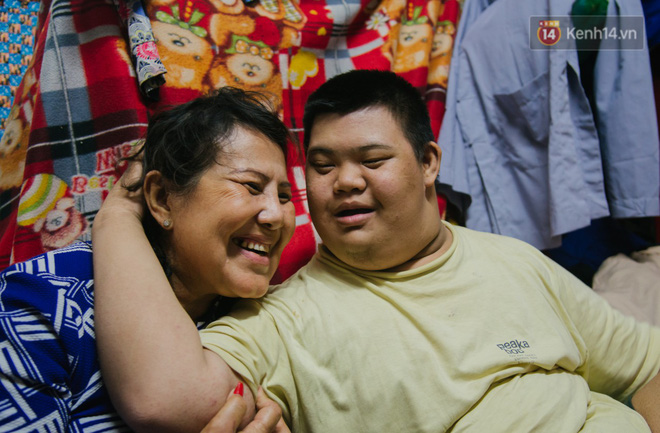 Chuyện má con thằng khờ bán hàng rong ở phố đi bộ Sài Gòn: 19 năm một mình đi tìm nụ cười cho con