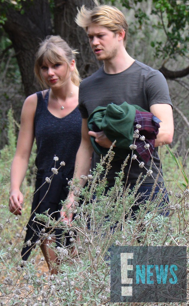 Hình ảnh siêu hiếm hoi: Taylor Swift khoác tay bạn trai Joe Alwyn hạnh phúc dạo bộ bên nhau Hình ảnh siêu hiếm hoi: Taylor Swift khoác tay bạn trai Joe Alwyn hạnh phúc dạo bộ bên nhau