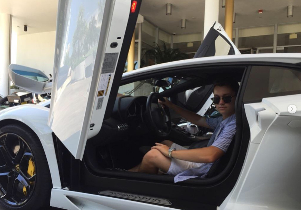 Cuộc sống xa hoa của các triệu phú tiền ảo