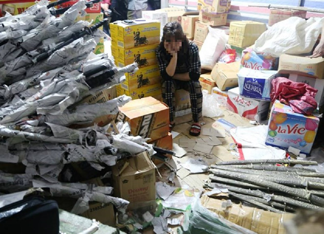 Công an thu giữ cả kho súng, kiếm, dụng cụ kích dục