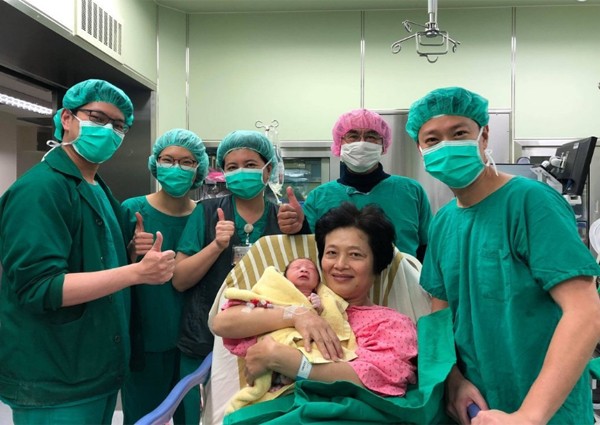 62 tuổi vẫn sinh thường con gần 3 kg