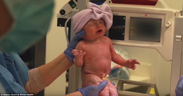 Y học thật kỳ diệu: Thêm một bà mẹ không có tử cung vừa sinh con khỏe mạnh