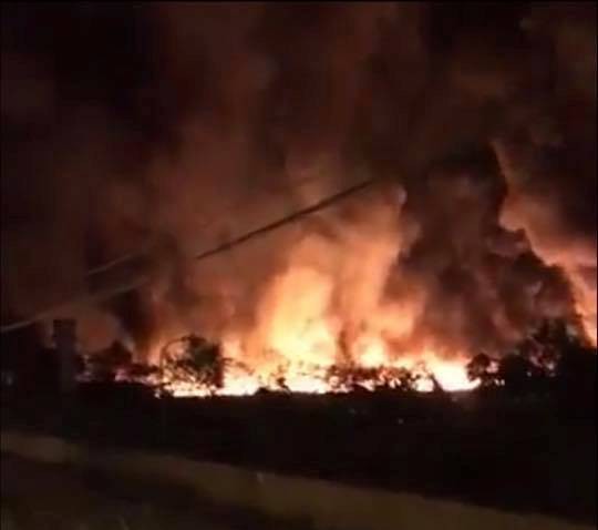 Hải Dương: Ngọn lửa bốc cao hàng trăm mét tại công ty môi trường, nhiều người hoảng loạn