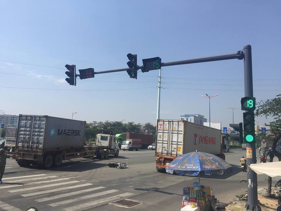 Container húc văng xe máy băng qua đường ở Sài Gòn, 2 người đàn ông nguy kịch