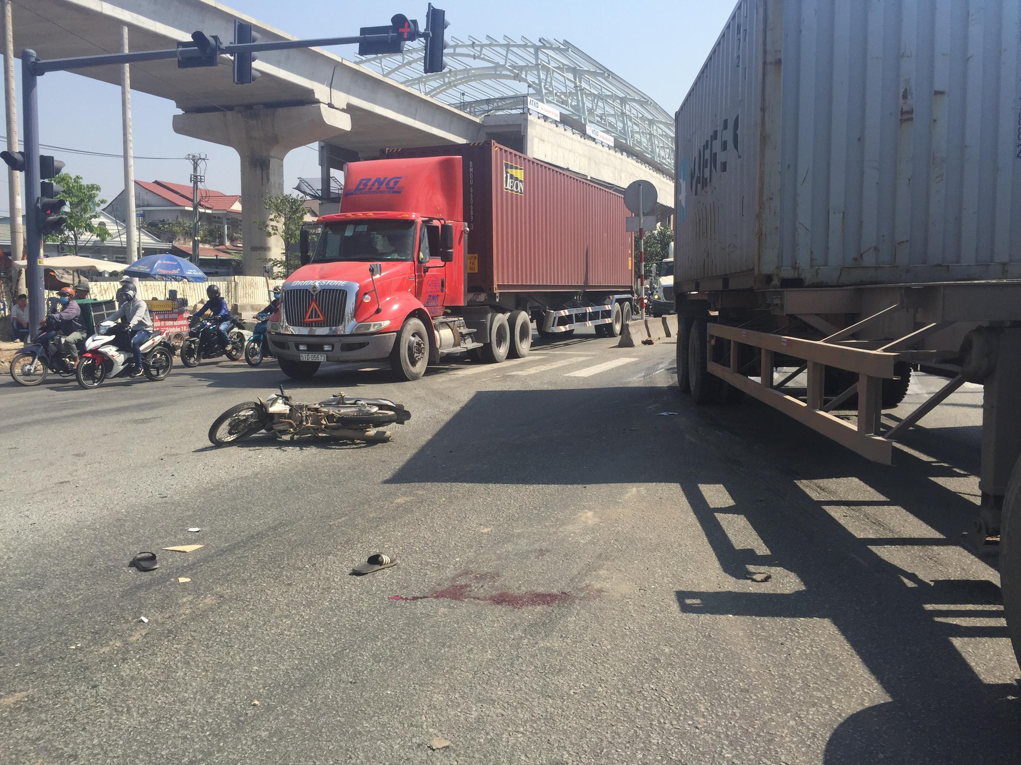 Container húc văng xe máy băng qua đường ở Sài Gòn, 2 người đàn ông nguy kịch