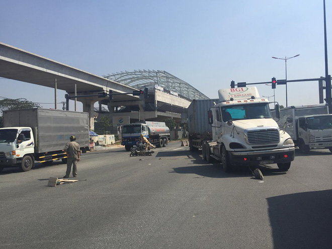 Container húc văng xe máy băng qua đường ở Sài Gòn, 2 người đàn ông nguy kịch