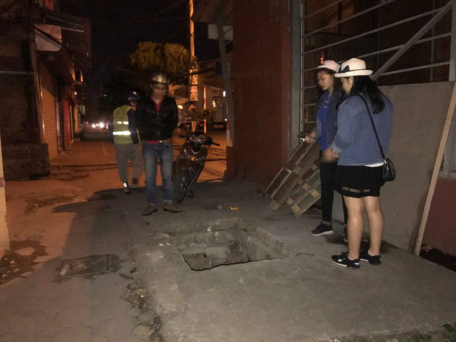 Hà Nội: Lao xe xuống hố tử thần, một thanh niên suýt mất mạng