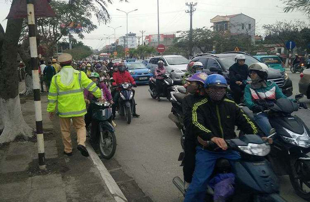 Nghi mâu thuẫn tình cảm, cô gái định nhảy cầu tự tử