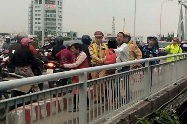 Nghi mâu thuẫn tình cảm, cô gái định nhảy cầu tự tử